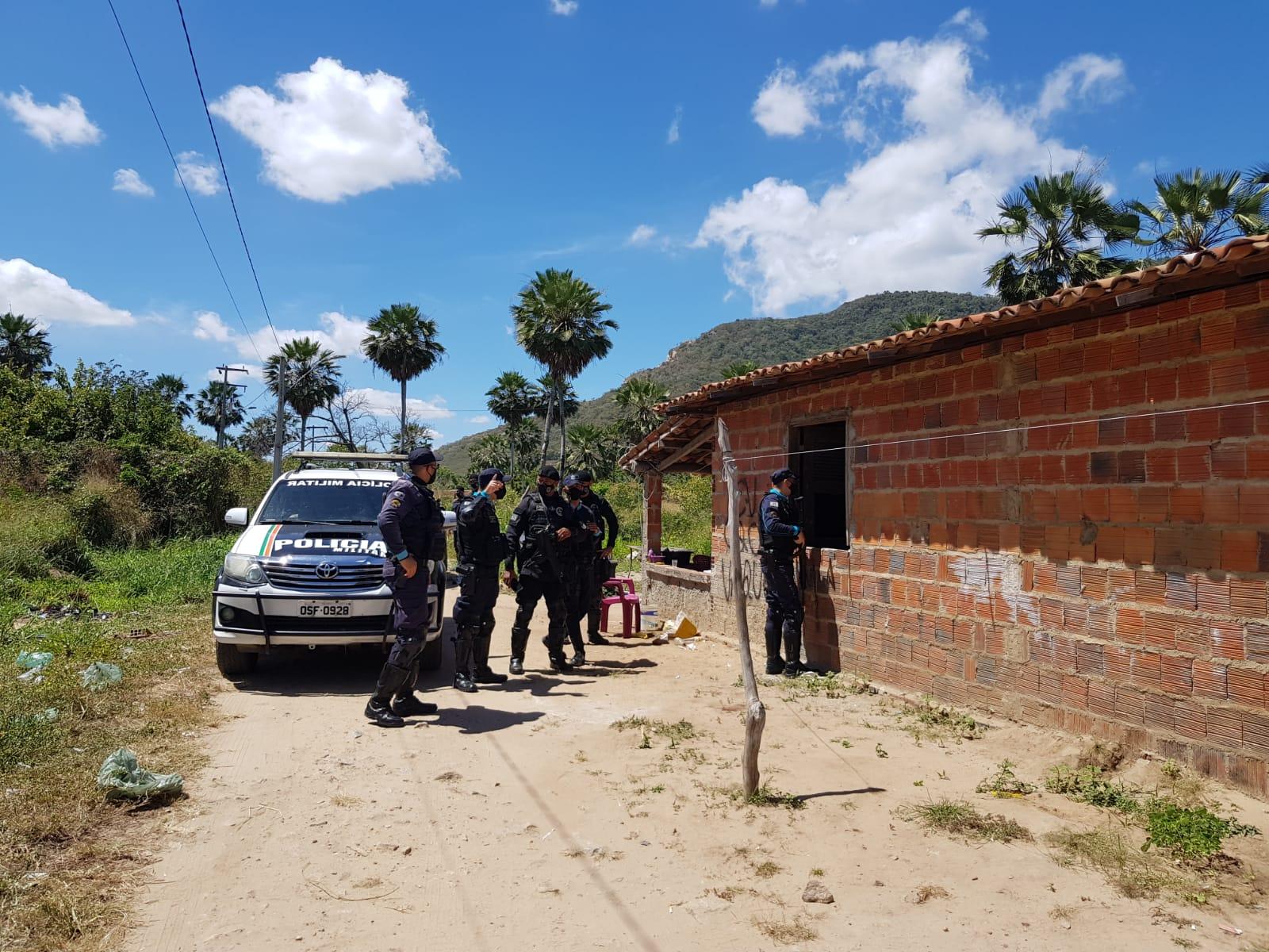 policiais diante de casa onde aconteceu chacina em caucaia