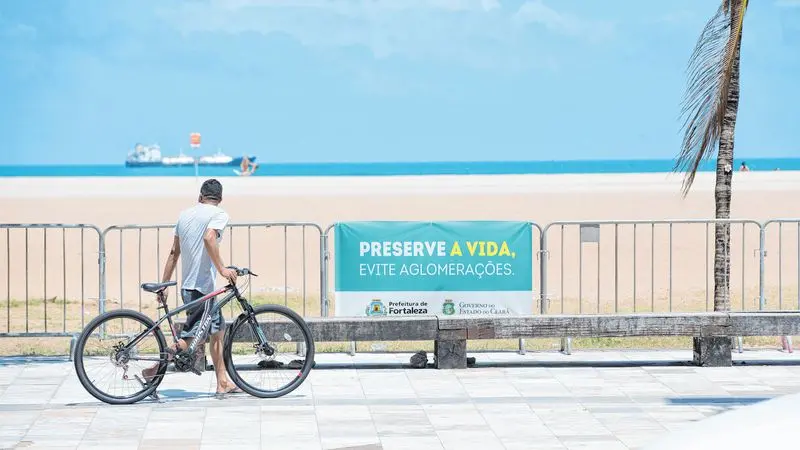 Ciclista para para ver o mar, na Orla