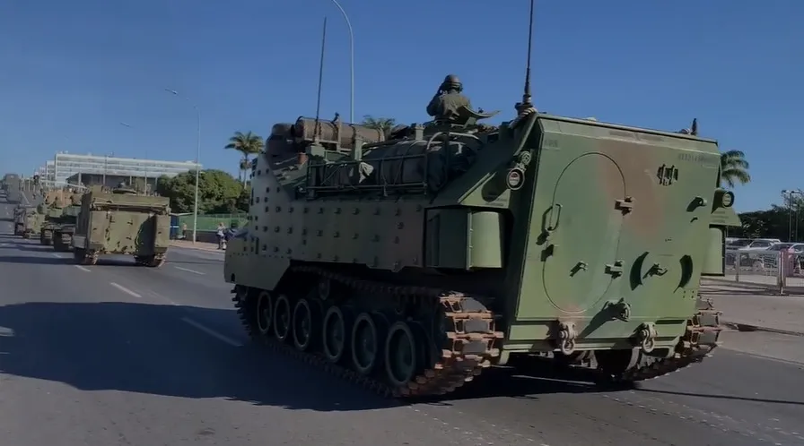 Tanques da Marinha desfilaram em Brasília com destino à cidade goiana de Formosa