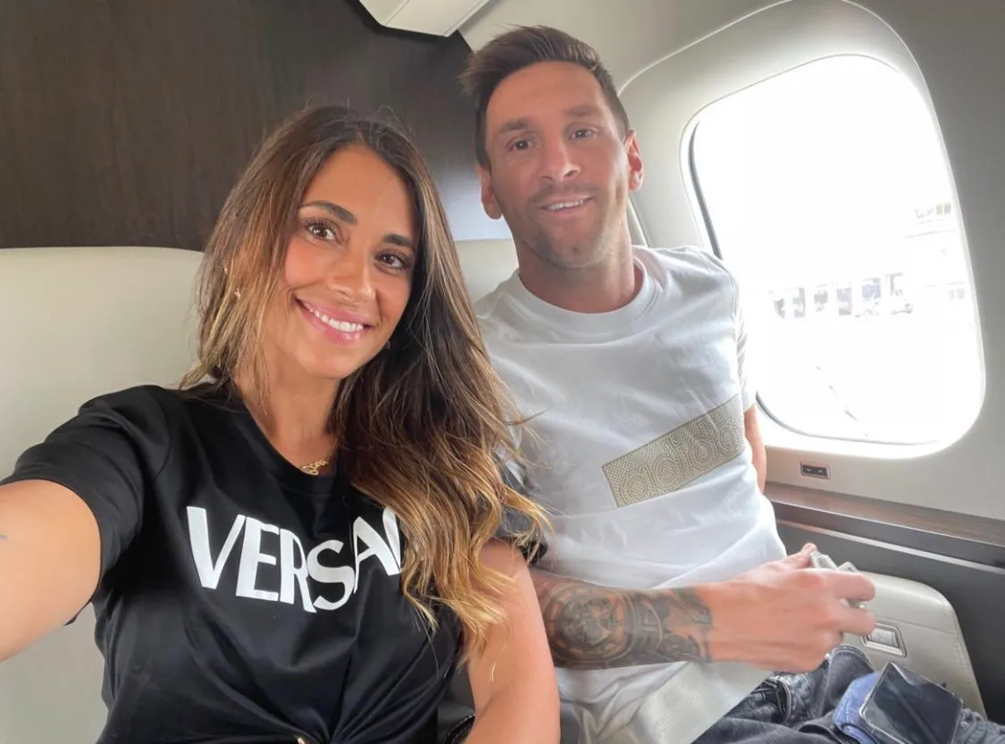 Messi e a esposa em avião que leva o craque a Paris