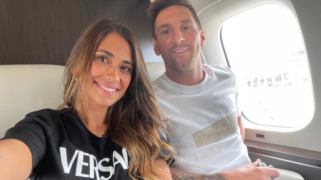 Messi e a esposa em avião que leva o craque a Paris