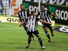Elenco do Ceará comemora gol no Athletico-PR