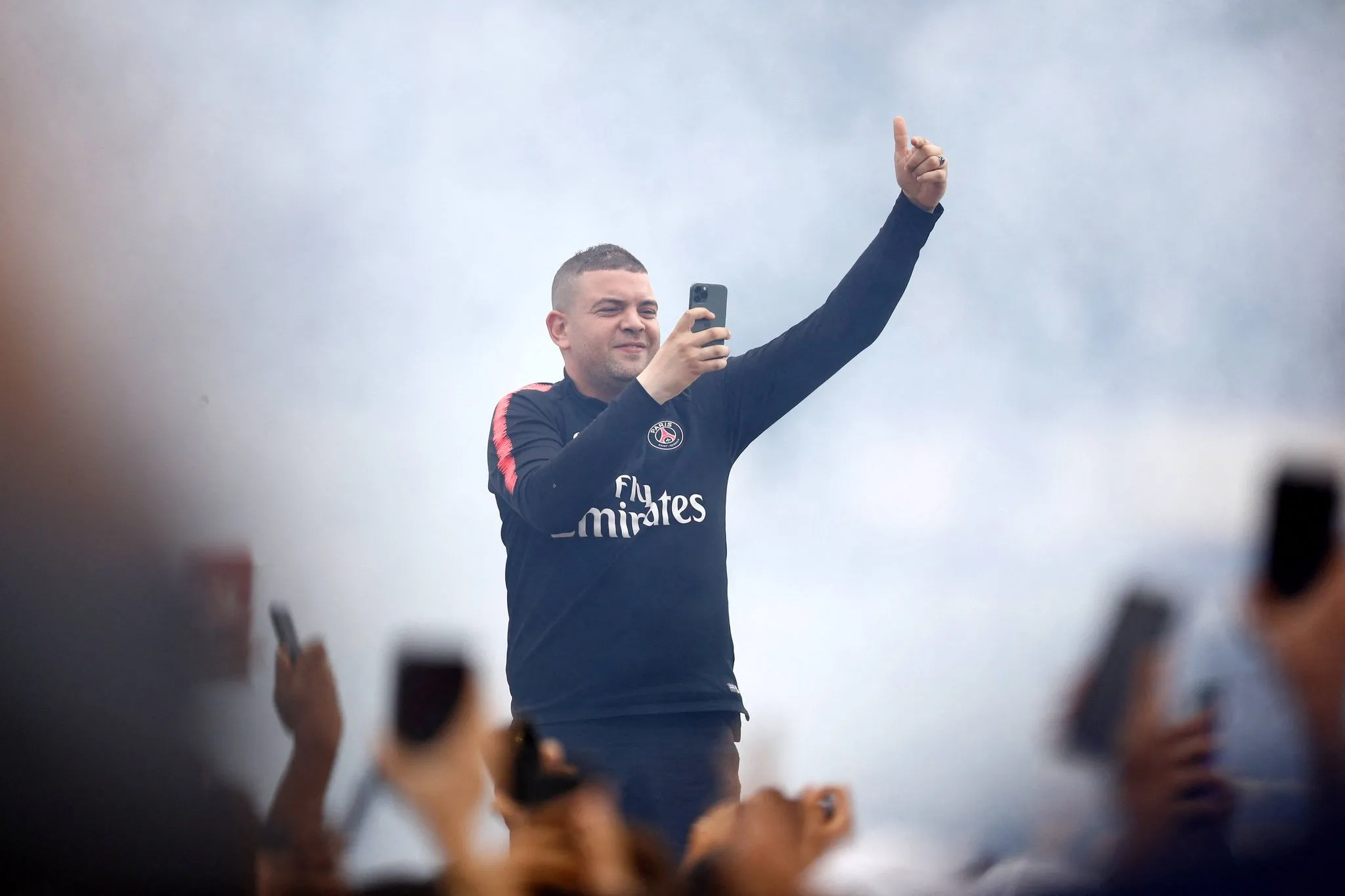 Torcedores do PSG se aglomeram para receber Messi