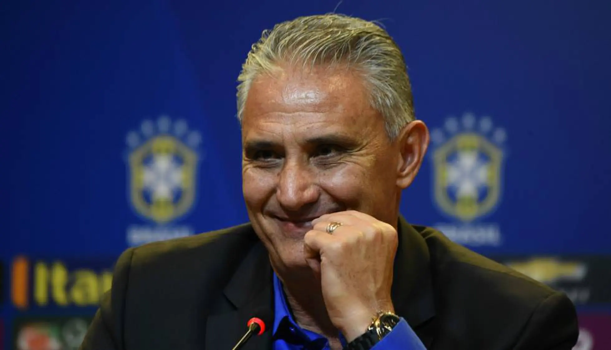 Tite com semblante feliz em coletiva