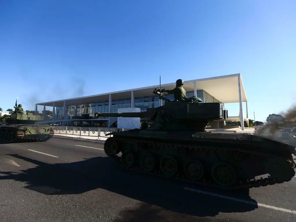 Blindados do Exército em frente ao Palácio do Planalto