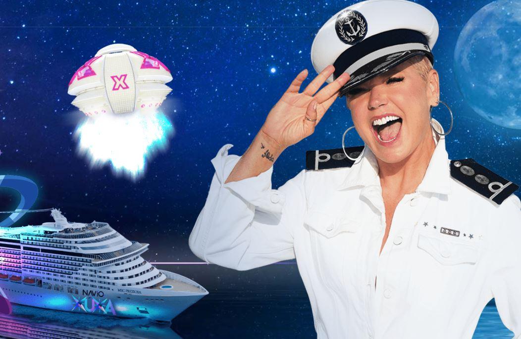 Xuxa vestida de marinheira em frente a navio e nave espacial