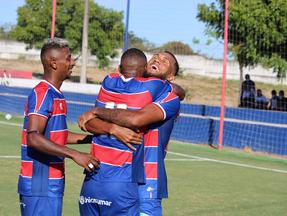 Atletas do Fortaleza comemoram gol com abraços e sorriso