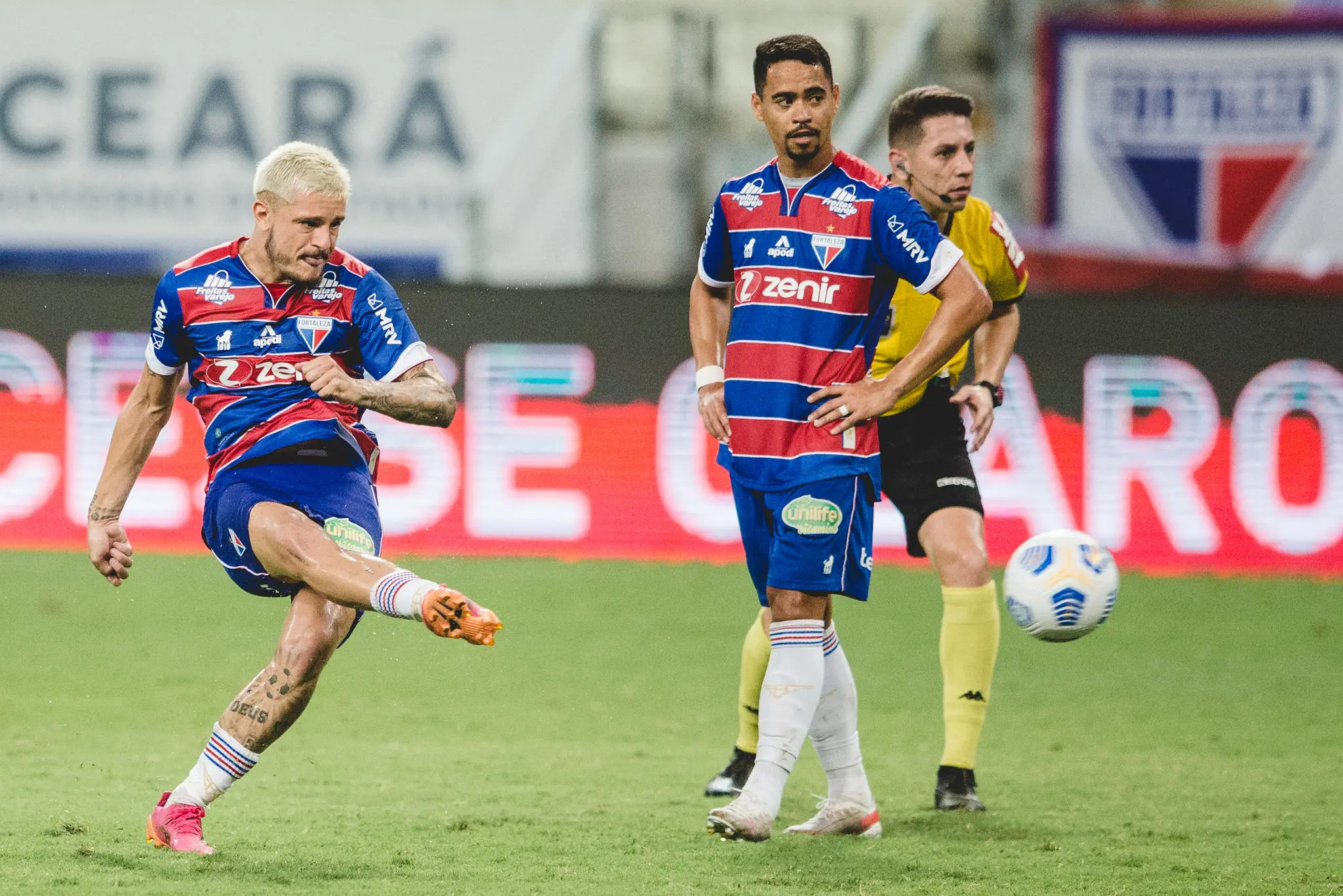 Lucas Crispim cobrando falta e observado por Pikachu