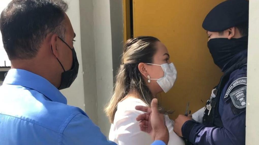 Enfermeira Ana Paula bate boca com guardas municipais