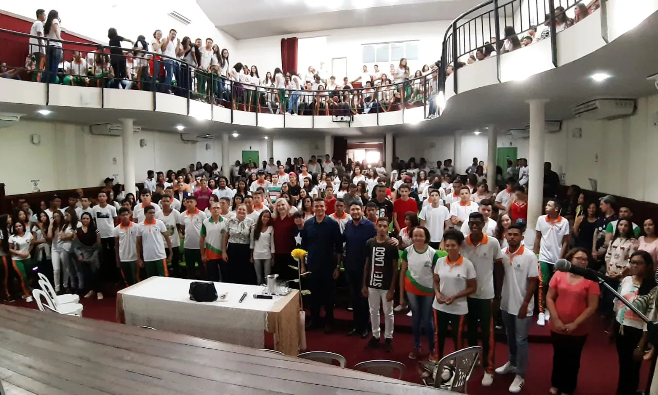 Estudantes da escola de Ana Karoline em reunião antes da pandemia