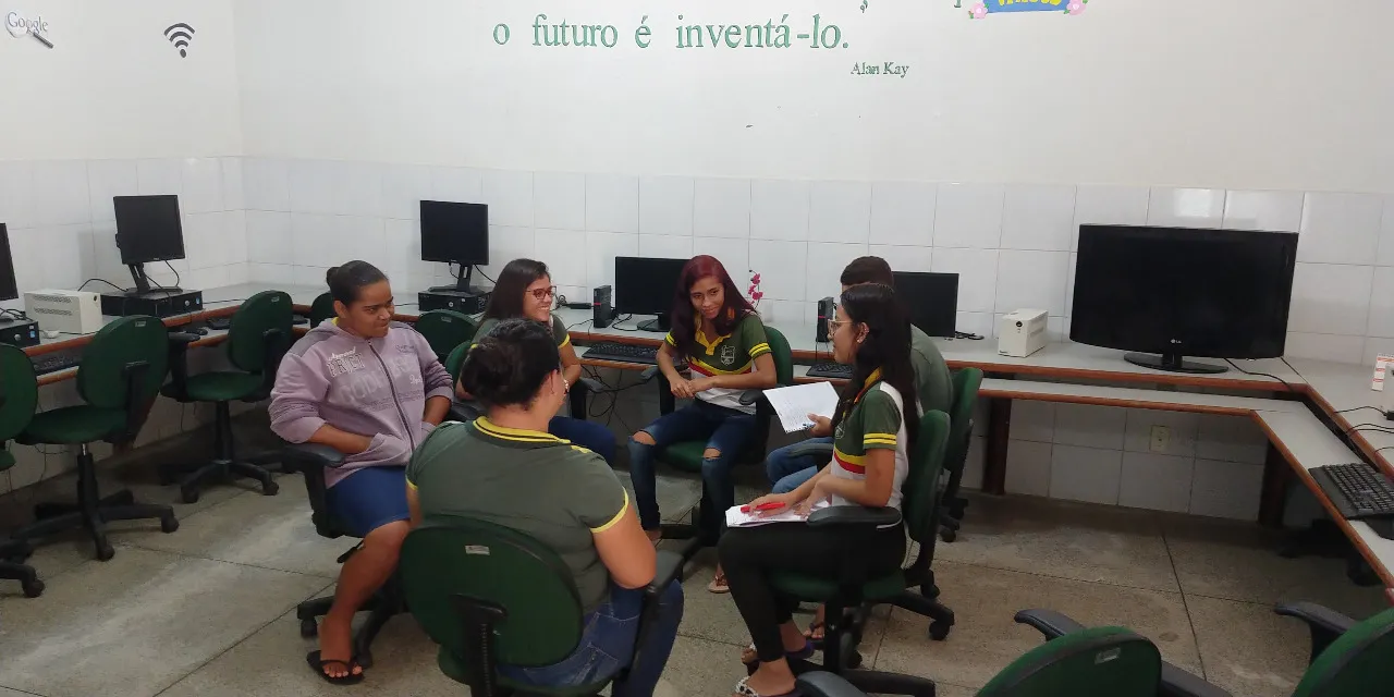 Reunião de estudantes antes da pandemia