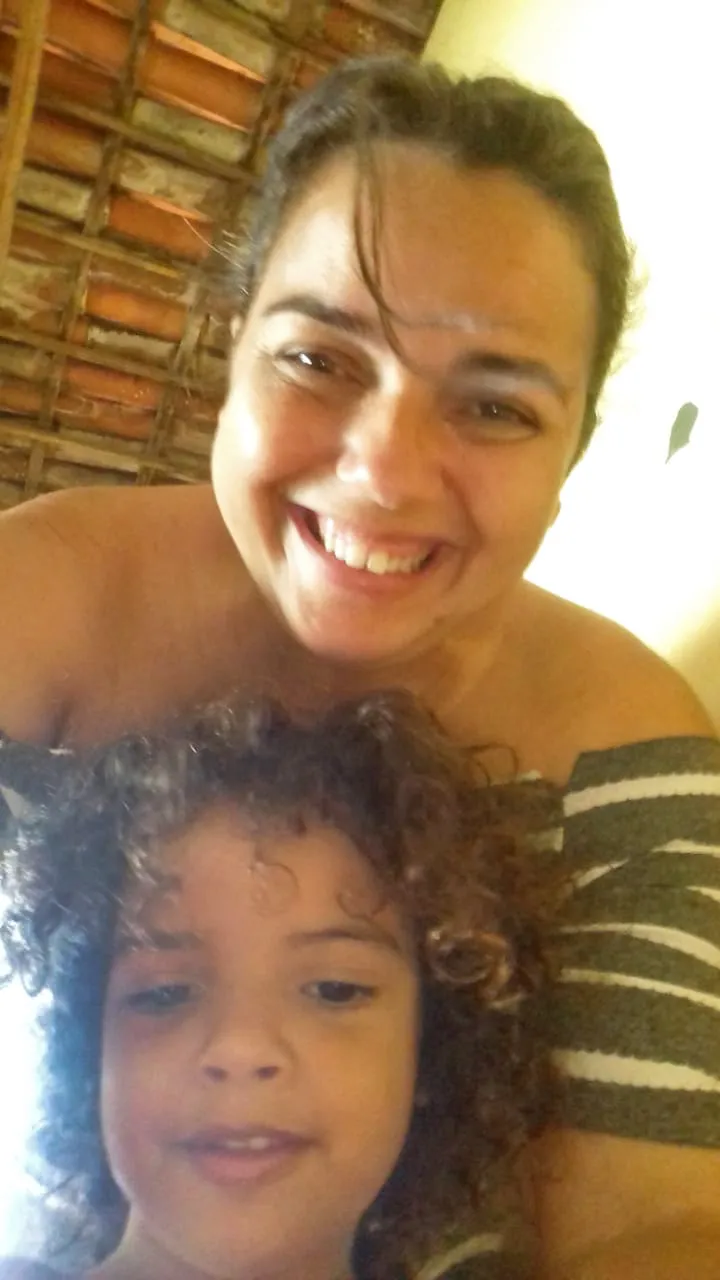 Mãe solo, Silvia tem dificuldades em buscar emprego por não ter com quem deixar Jair (2) e o irmão