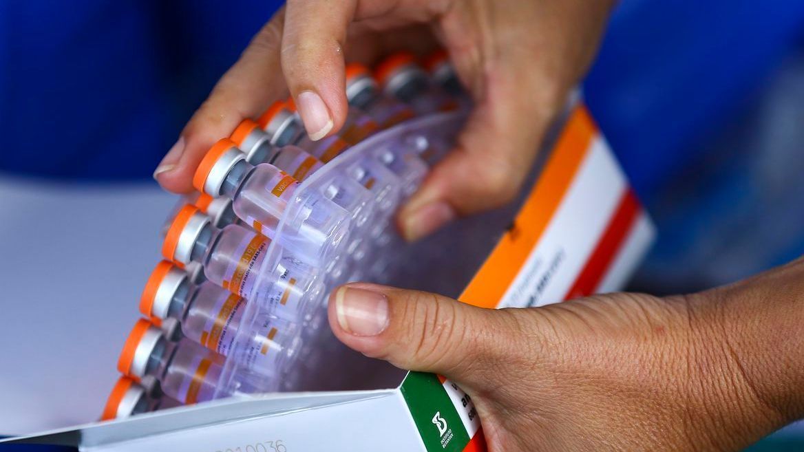 Caixa com doses de CoronaVac