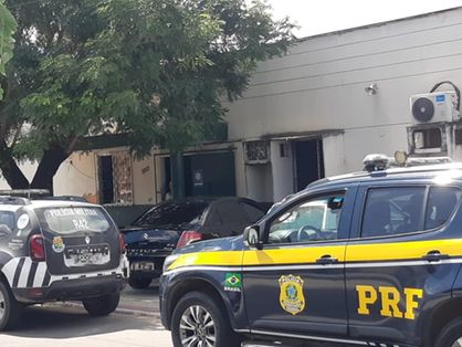 Viaturas das polícias Militar e Rodoviária Federal em frente a delegacia na Jurema