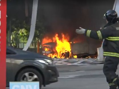 Carro pega fogo em Salvador