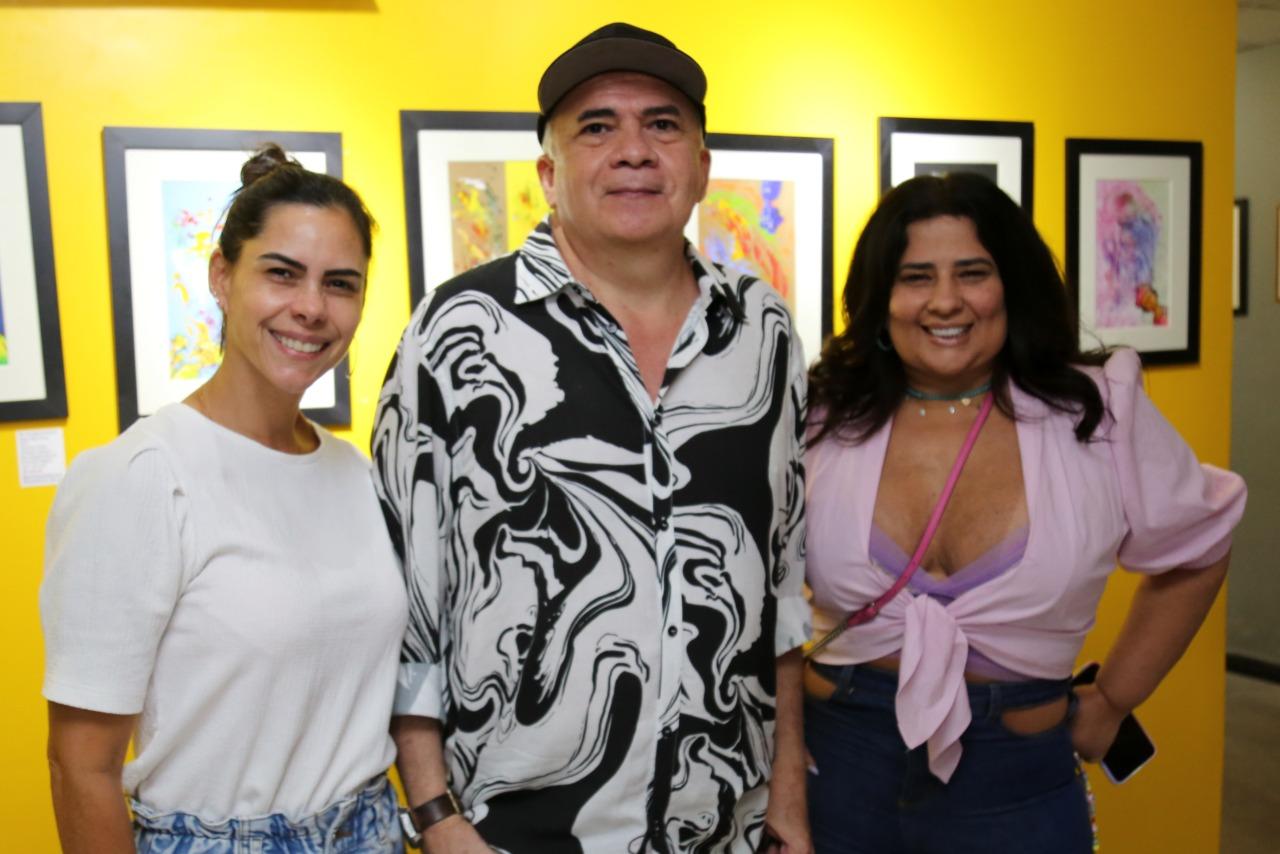 O artista Dias Brasil ladeado por Carol Costa e Silva e Montiele Arruda