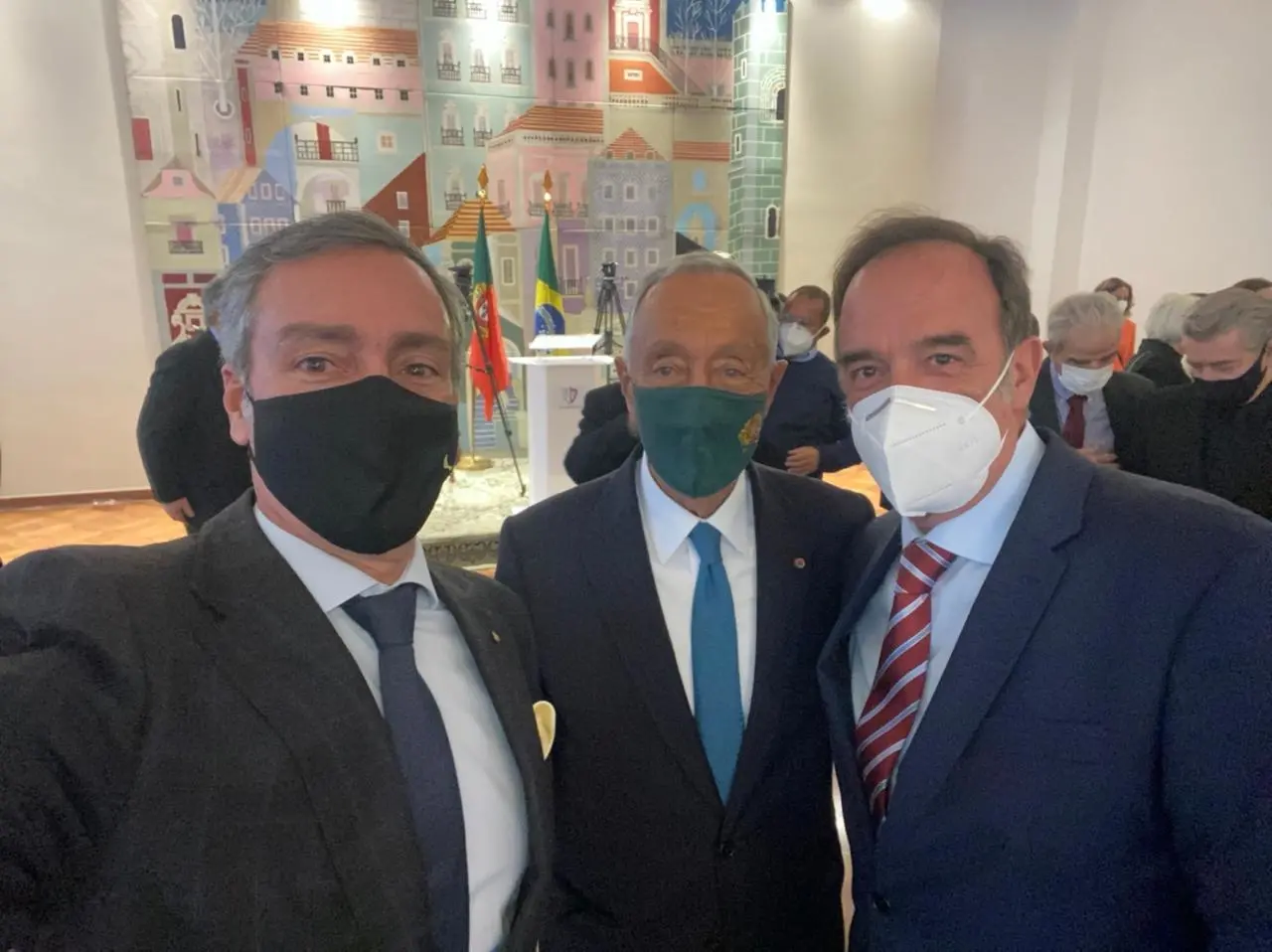 Na foto, junto com o governante de Portugal, estão Armando Abreu, presidente da FCPCB (à direita na imagem) e Nuno Rebelo (à esquerda na imagem), vice-presidente da entidade no Brasil e filho do presidente português.