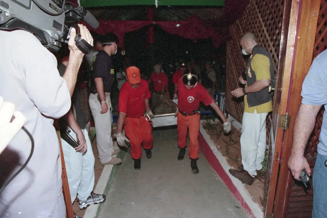 O Corpo de Bombeiros Militar precisou ser acionado para retirar os corpos da cova, que tinha andares de concreto