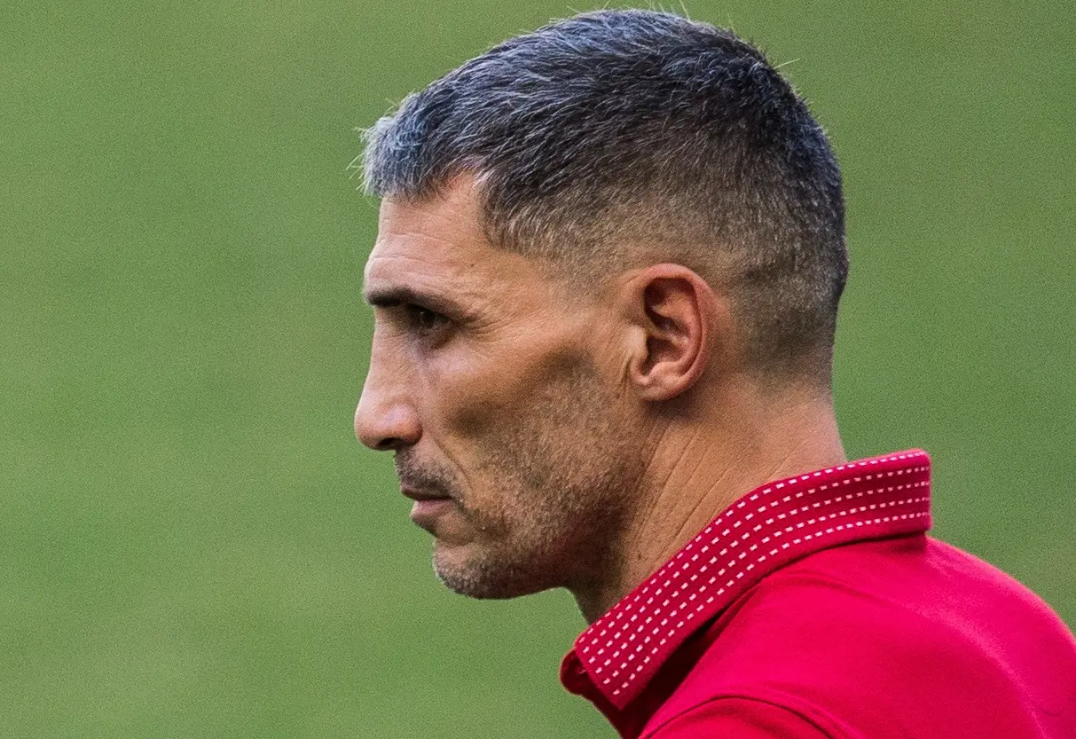 Vojvoda com semblante sério à beira do gramado