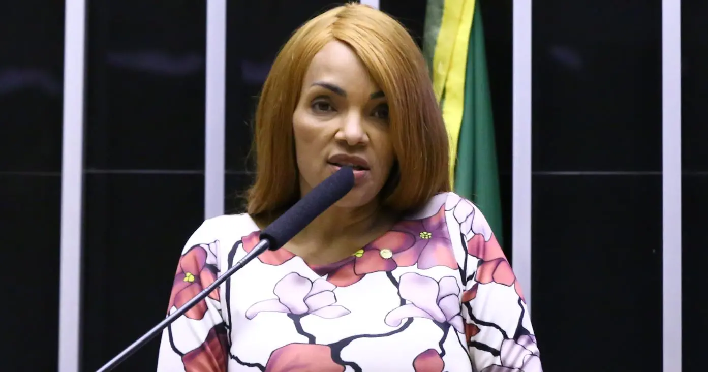 Deputada Flordelis com vestido florido