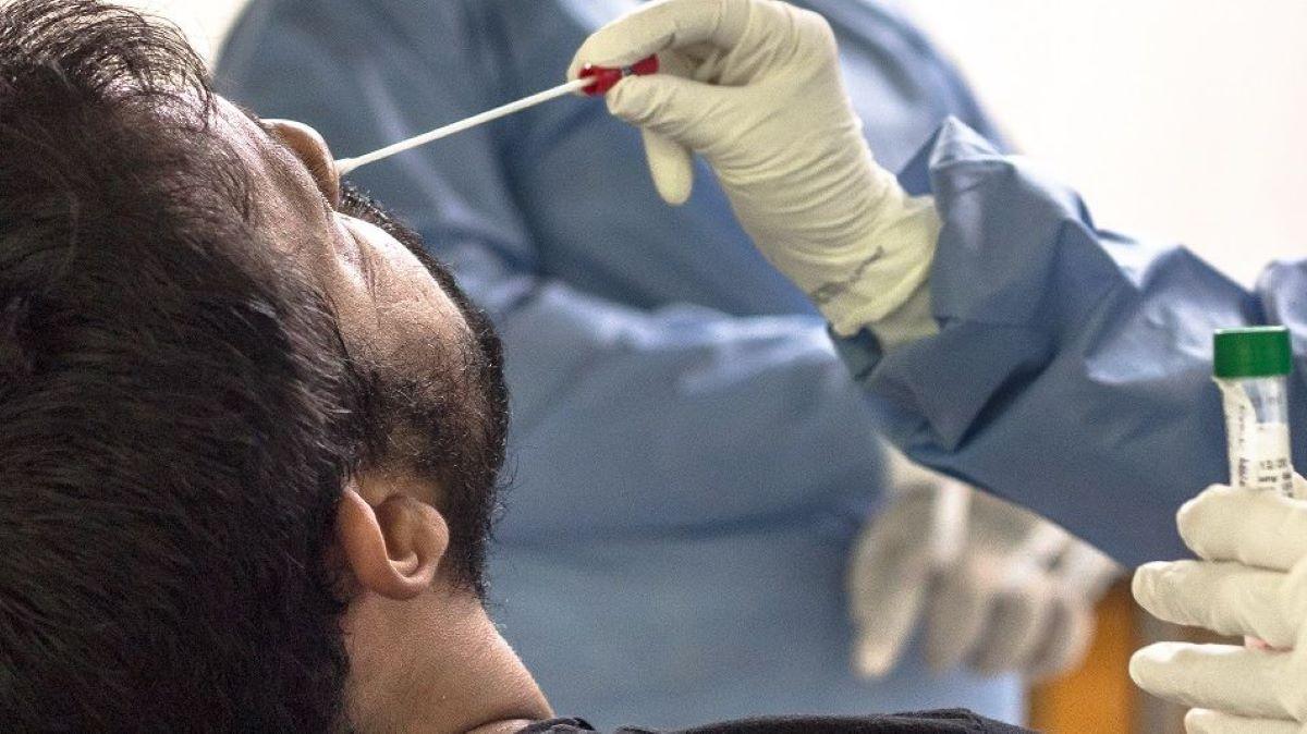 pessoa fazendo teste de covid-19