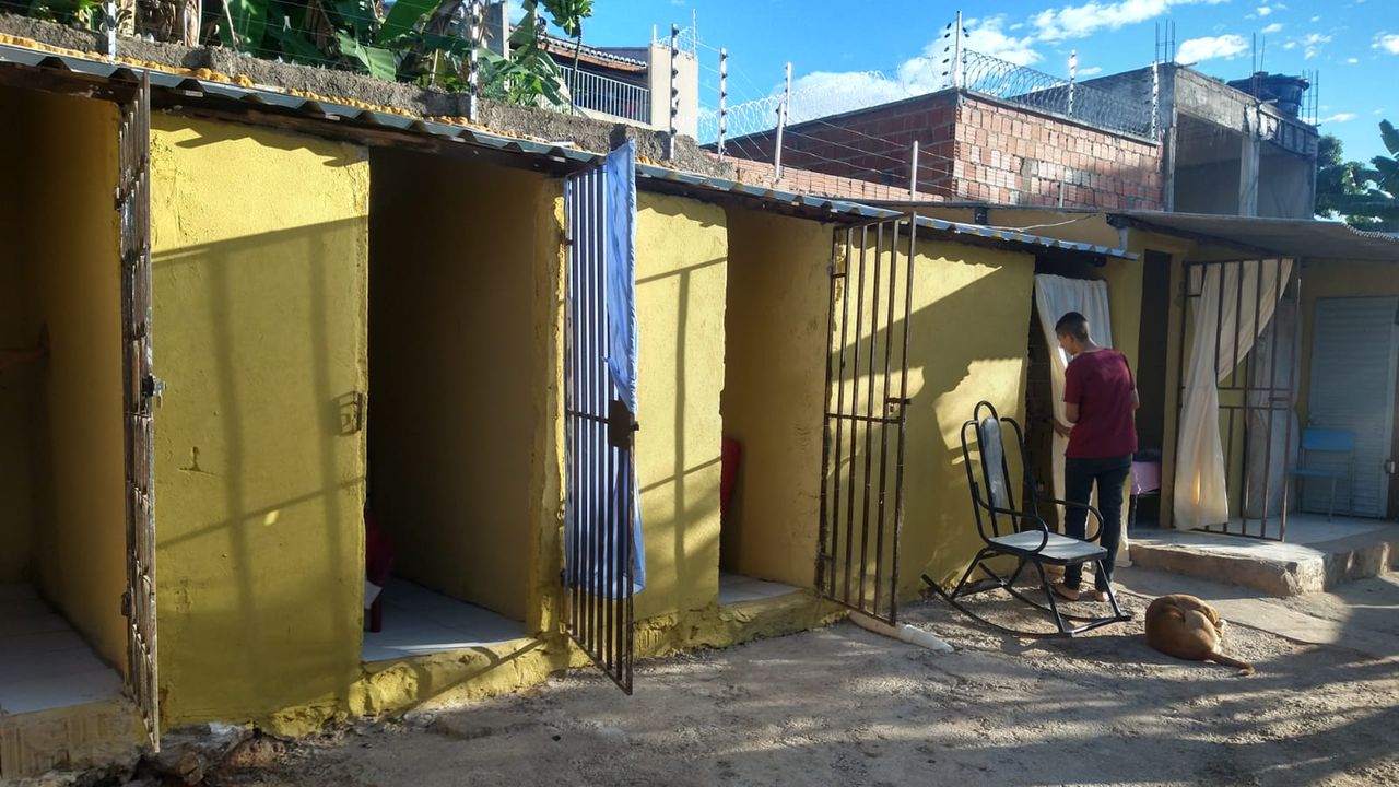 Na clínica, a Polícia Civil constatou que todas as mulheres estavam aprisionadas em celas sem condições sanitárias