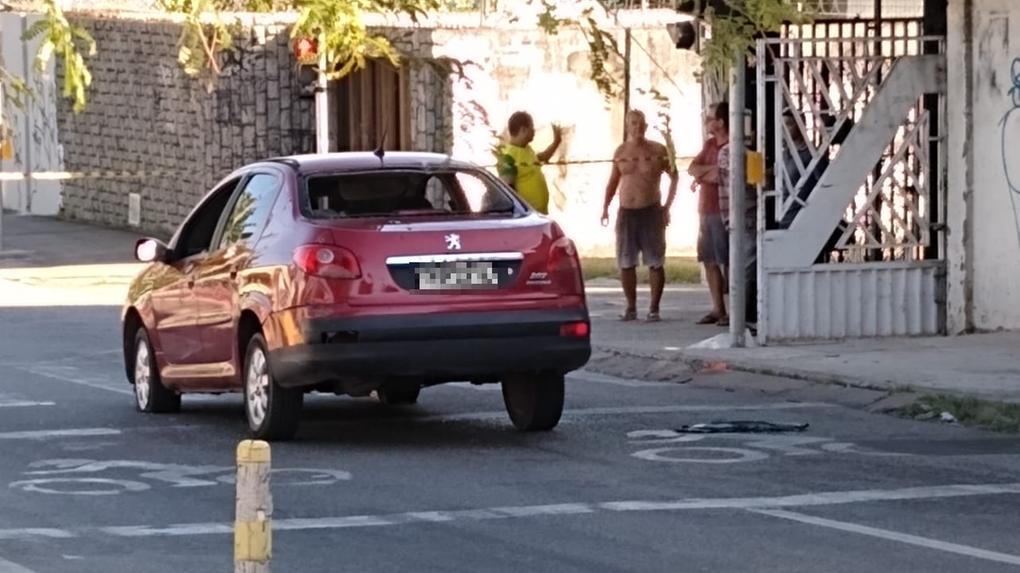 Carro parado em avenida de fortaleza após ser alvo de tiros