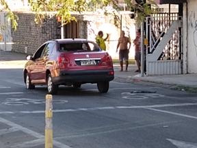Carro parado em avenida de fortaleza após ser alvo de tiros