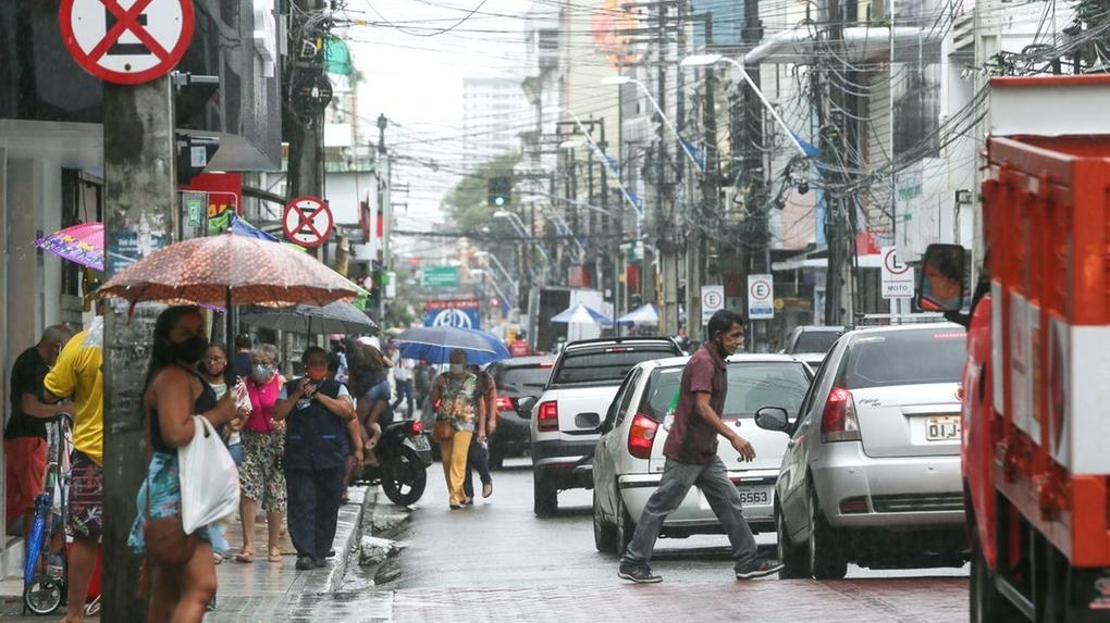 Pessoas andando em dia chuvoso em no Centro de Fortaleza