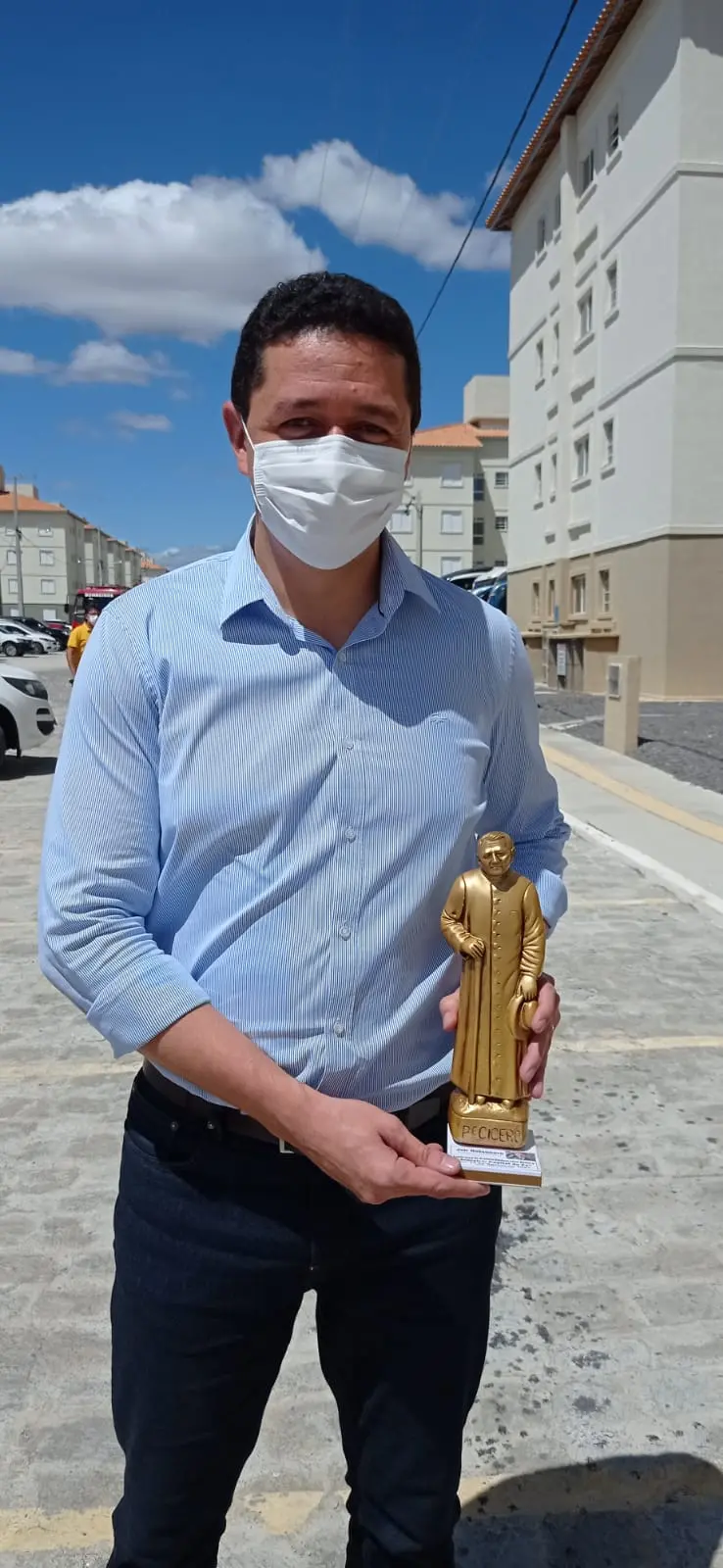 Prefeito de Juazeiro do Norte, Gledson Bezerra, com estátua do Padre Cícero