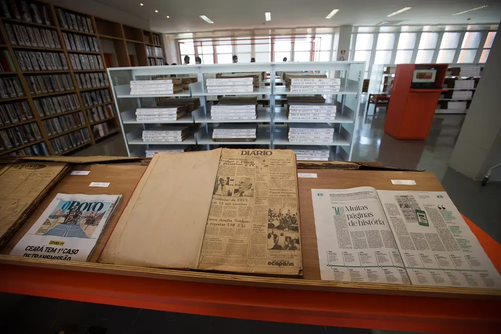 O espaço dedicado à hemeroteca na Biblioteca Pública do Ceará agrega os jornais antigos publicados por aqui