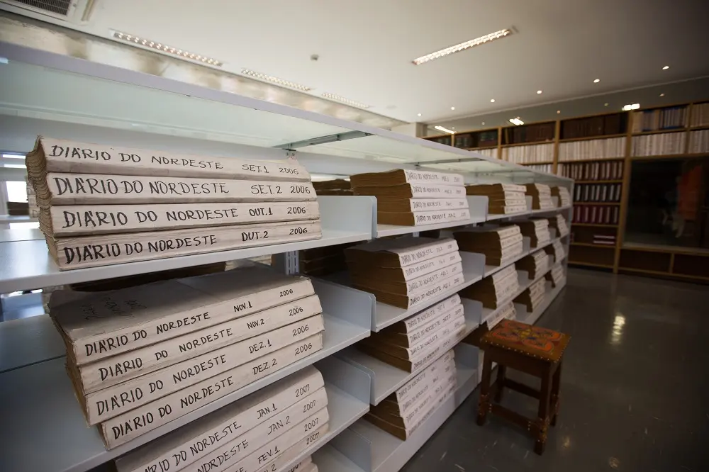O espaço dedicado à hemeroteca na Biblioteca Pública do Ceará agrega os jornais antigos publicados por aqui