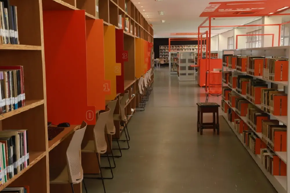 no primeiro piso superior está a seção de Obras Gerais, a maior de toda a biblioteca, com mais de 31 mil exemplares