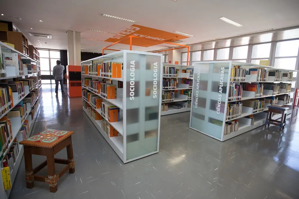 no primeiro piso superior está a seção de Obras Gerais, a maior de toda a biblioteca, com mais de 31 mil exemplares