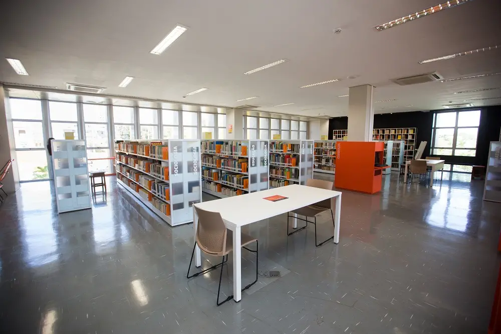 no primeiro piso superior está a seção de Obras Gerais, a maior de toda a biblioteca, com mais de 31 mil exemplares