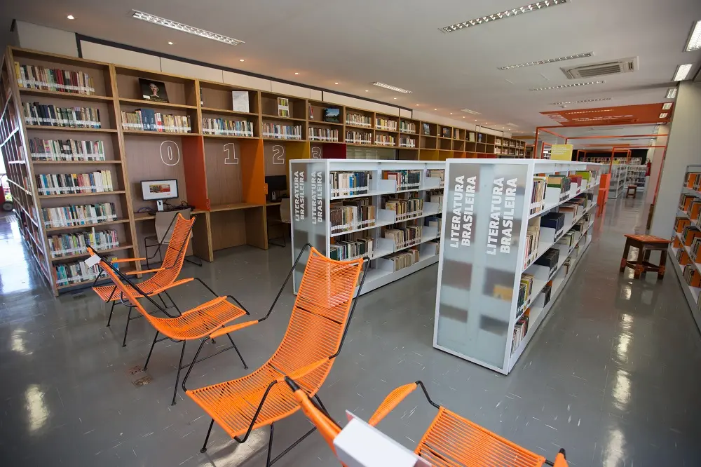 no primeiro piso superior está a seção de Obras Gerais, a maior de toda a biblioteca, com mais de 31 mil exemplares
