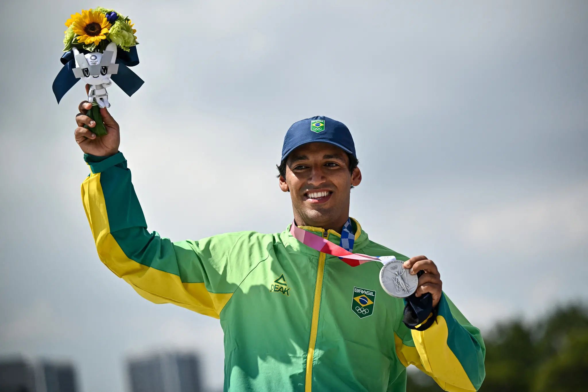 Imagem da notícia Kelvin Hoefler, medalha de prata em Tóquio, alfineta Letícia Bufoni pós-olimpíada: 
