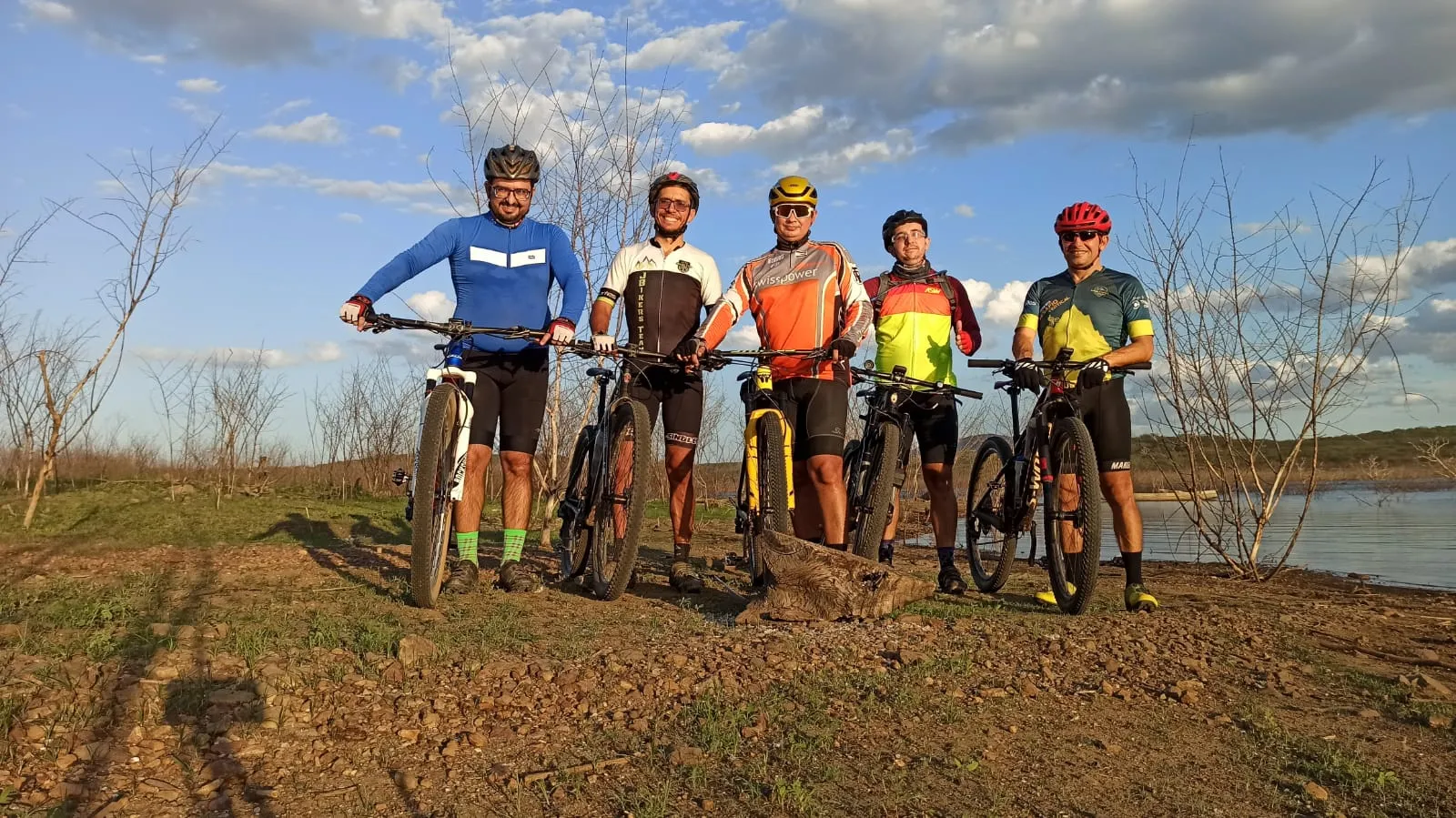 Alguns moradores aderiram à tendência do ciclismo como forma de lazer, competição e aventura no fim de tarde e aos fins de semana.
