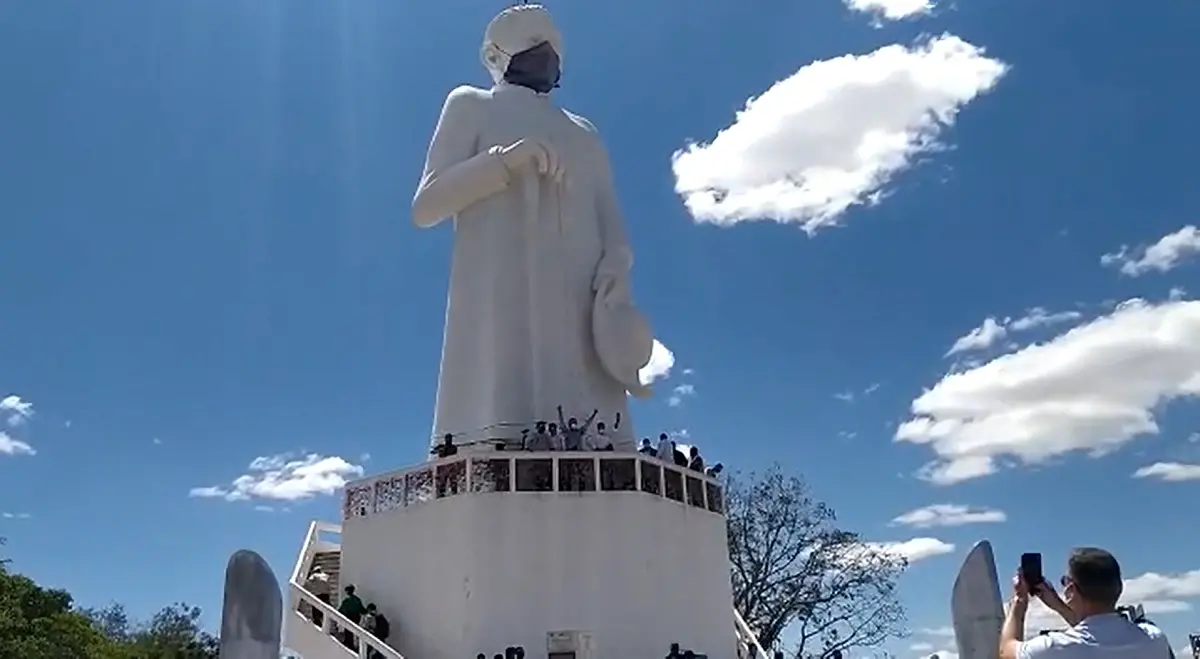 Bolsonaro na estátua de Padre Cícero