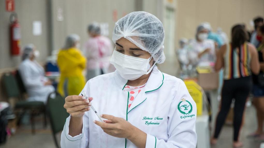 Enfermeira preparando aplicação de dose de vacina contra a Covid-19 em Fortaleza