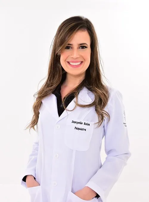 Médica psiquiatra, Danyelle Rolim Carvalho, 30, atua como preceptora no Hospital de Saúde Mental de Messejana