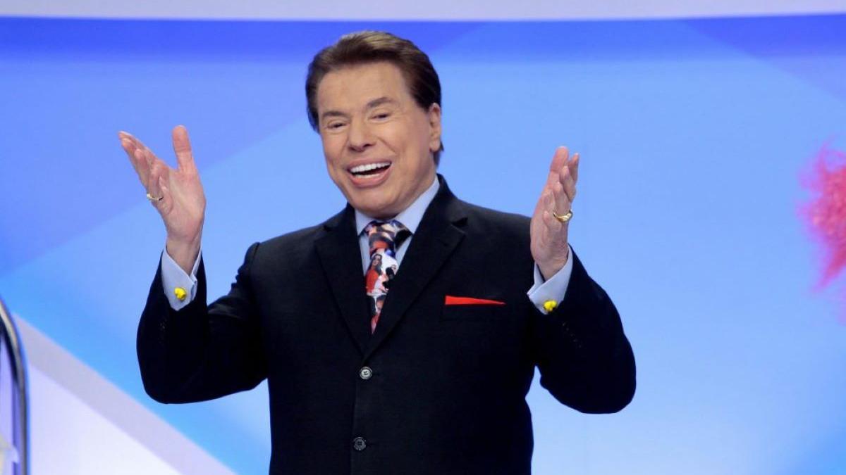 Silvio Santos apresentando programa no SBT