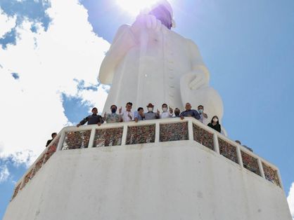 Bolsonaro e apoiadores na estátua do Padre Cícero, em Juazeiro do Norte