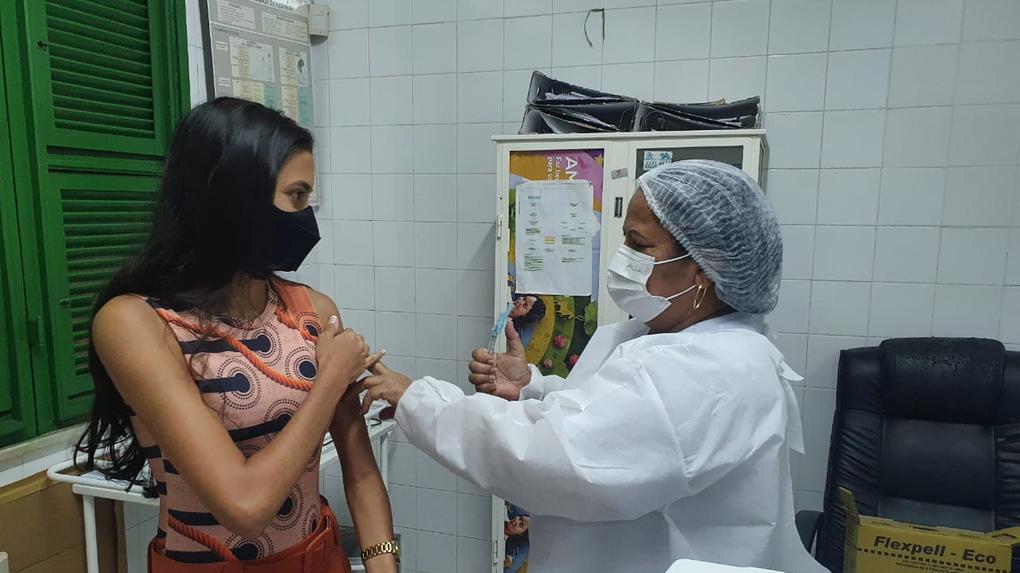 Mulher sendo vacinada por enfermeira