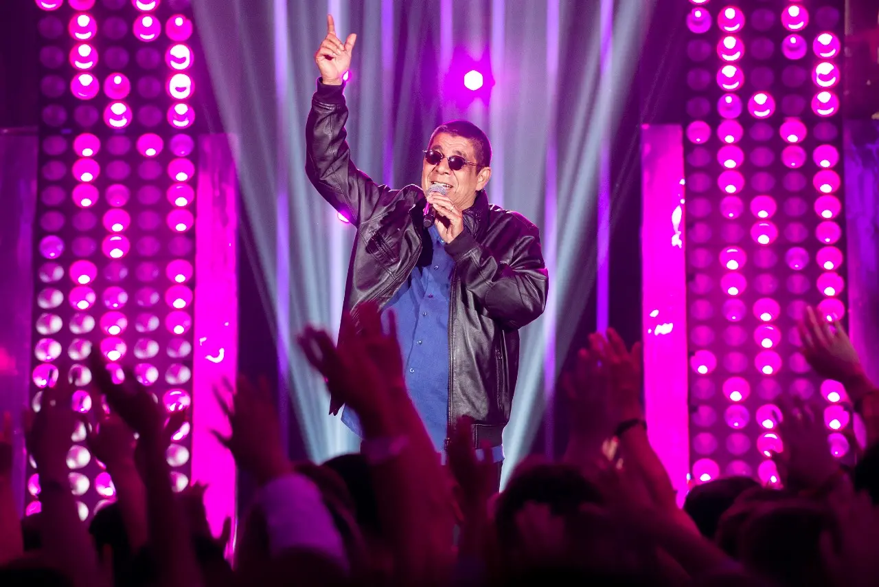 Zeca Pagodinho de óculos escuro em show