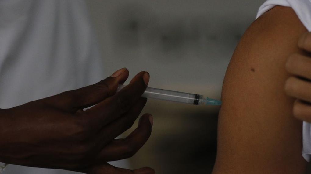 Vacina contra a covid sendo aplicada