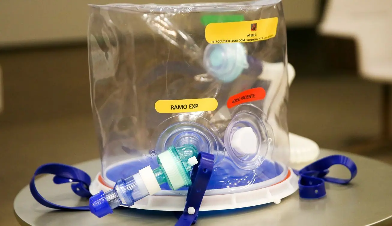 Capacete Elmo, usado em pacientes com Covid-19