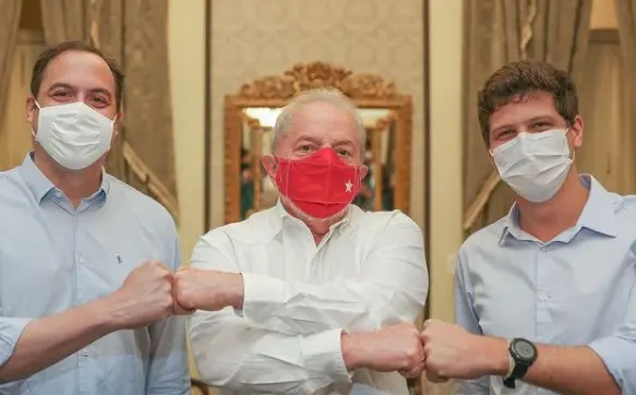 Ex-presidente Lula com o governador de Pernambuco, Paulo Câmara, e o prefeito de Recife, João Campos