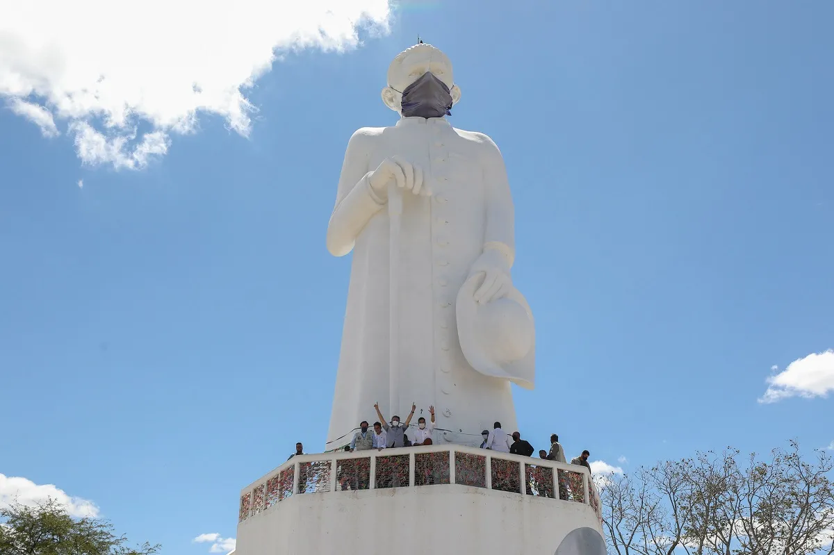 Bolsonaro visitou estátua de Padre Cícero, no Juazeiro do Norte