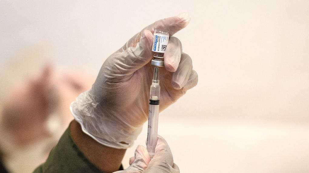 Vacina contra a Covid-19 sendo preparada para aplicação